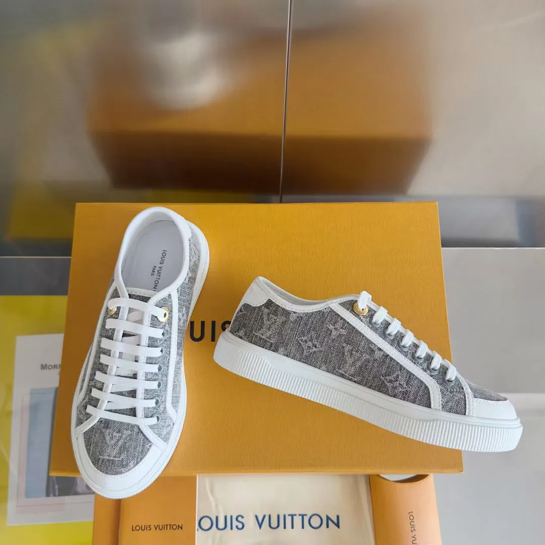 👟👟Ex-factory price 420👟👟 LV Louis Vuitton L Home Donkey Brand’s latest Lagoon series Thick-soled denim denim Embossed Presbyopia Thick-soled Casual sneakers Skateboard shoes Original purchase and development Production This Lagoon sneaker is made of Monogram denim, injecting a retro flavor into the classic design. The Louis Vuitton logo pops out from the leather trim, and the inscribed eyelets, trim and laces highlight the exquisite details. The rubber outsole embellished with Monogram flowers completes the whole. Exquisitely packaged at the delivery counter🛍📦 ▪️ Fabric: Original imported custom first-layer cowhide ▪️ Lining: Original imported cowhide lining ▪️ Sole: Original open-molded non-slip TPU material ▪️ Bottom thickness: 2.5CM ▪️ Size: Women's size 35-40 (41, 42 can be customized)